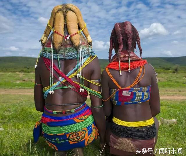 想拥有非洲最时尚的发型，有这坨牛粪就够了！