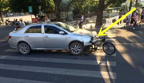 小车追尾自行车责任,轿车追尾自行车被撞