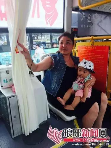 更爱厦门啦！2路公交车设了哺乳室！坐车时看见这帘子请呵护