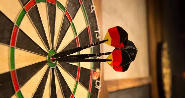 周末跟朋友喝点酒吃烧烤,周末聚会喝酒撸串