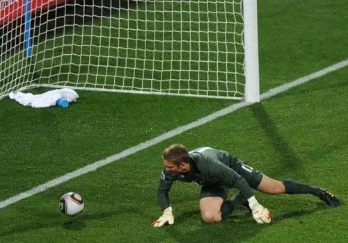 足球中不可思议的门将,足球门将手上涂的是什么
