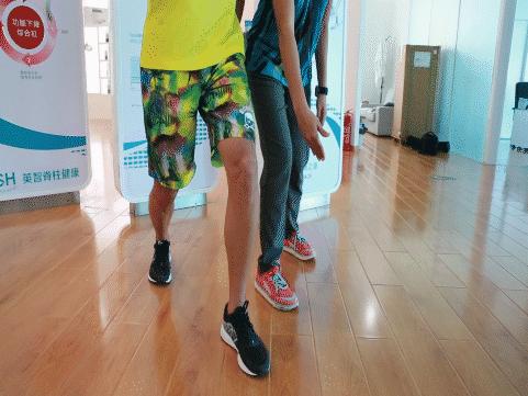 如果你的跑姿是这样的，小心你的膝盖｜三分钟课堂