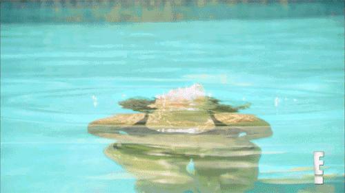 游泳后头发变硬怎么回事,游泳发生运动损伤的几率大吗