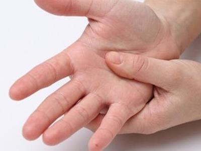 手部干裂脱皮性湿疹怎么护理,手部湿疹怎么治才能除根