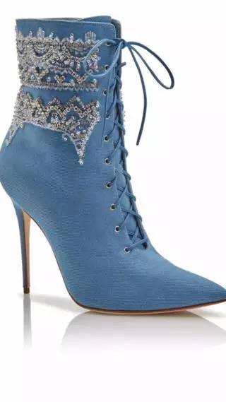 除了puma毛绒拖,蕾哈娜还设计了你不容错过的牛仔鞋哦