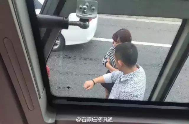 石家庄电动车乘客遭公交车碾压,石家庄百万豪车撞公交