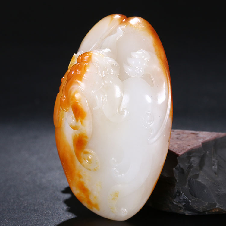 组图：*疆新**和田玉羊脂白玉籽料制成的手把件，雕刻细腻精致手感好