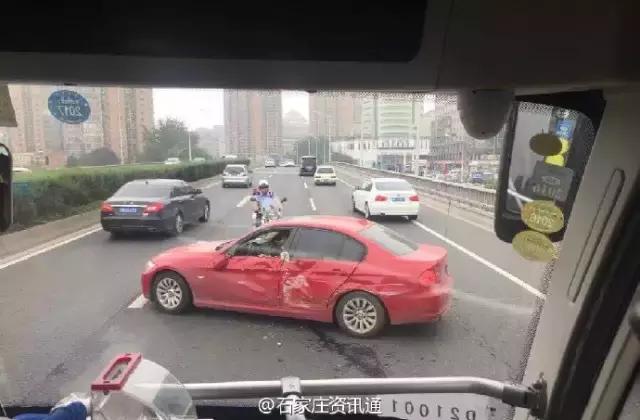 石家庄电动车乘客遭公交车碾压,石家庄百万豪车撞公交