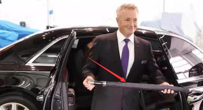 劳斯莱斯的伞上面有东西吗,劳斯莱斯上一共有几把雨伞