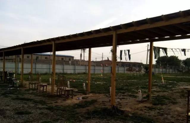 周末跟朋友喝点酒吃烧烤,周末聚会喝酒撸串