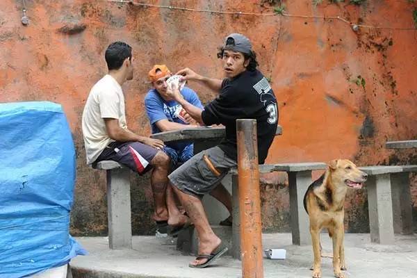 巴西贫民窟现在有毒品交易吗,巴西贫民窟真实毒品