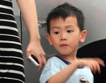 关于王宝强亲子鉴定,王宝强晒鉴定书公开儿子身世