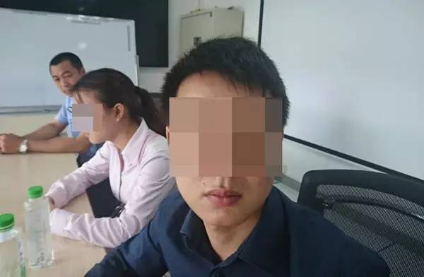 惨！南琴路一小车铲入大货车车底，车顶削平！司机颅骨骨折！