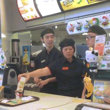 城会玩！开着汽车踢足球，用挖掘机当守门员