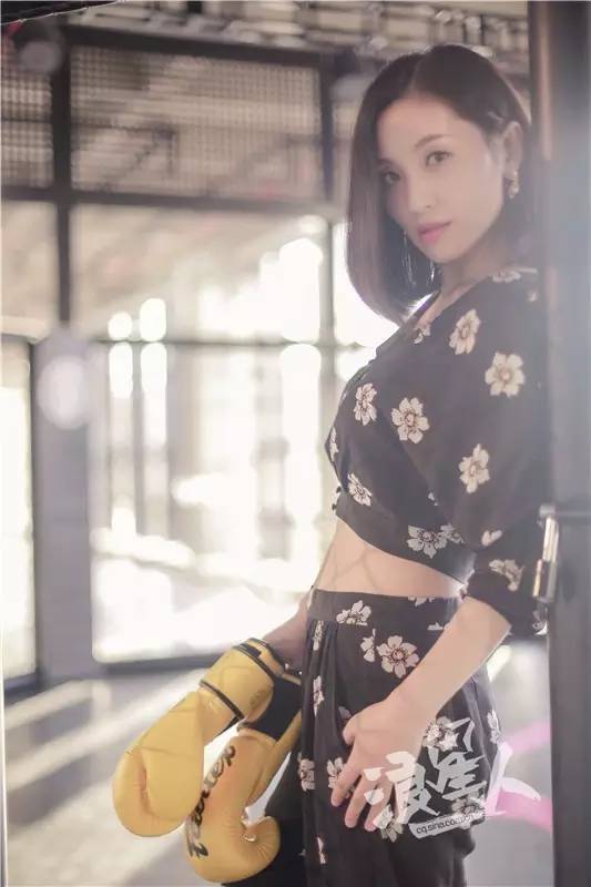 健身健美t台,健身辣妈惊艳表演