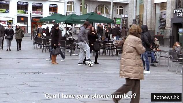 c罗扮成路人去街头踢足球,c罗扮成老大爷去足球场