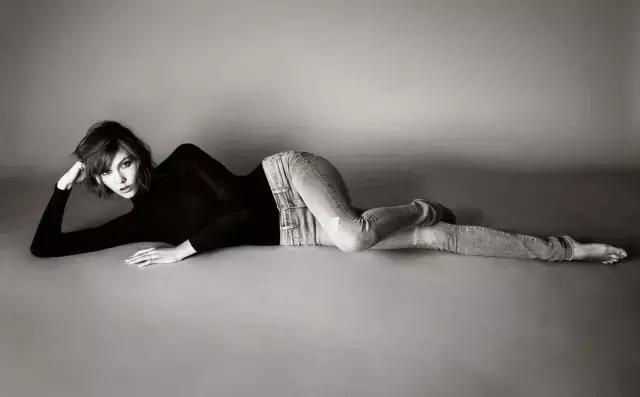 这个牌子的牛仔裤请给我来一打!