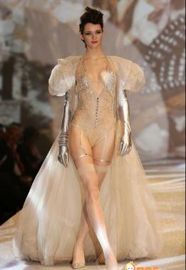 凸显完美身材曲线,凸显女生苗条的身材