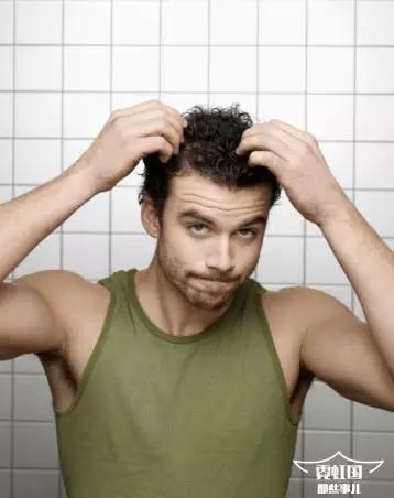 头痒掉头皮屑出油秃了一块,孕期头发出油痒头皮屑多怎么办