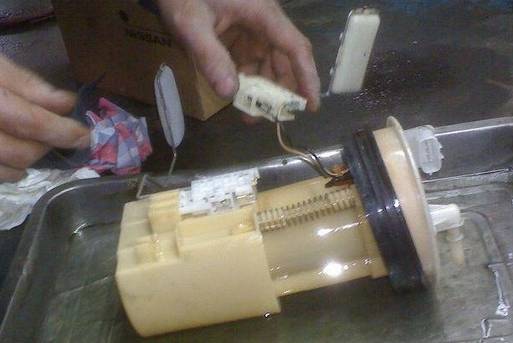 汽车油表忽然不显示油量维修,汽车油表跑了几十公里没油