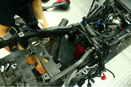 一探究竟！专业拆解告诉你RZ3何以称为“街霸”