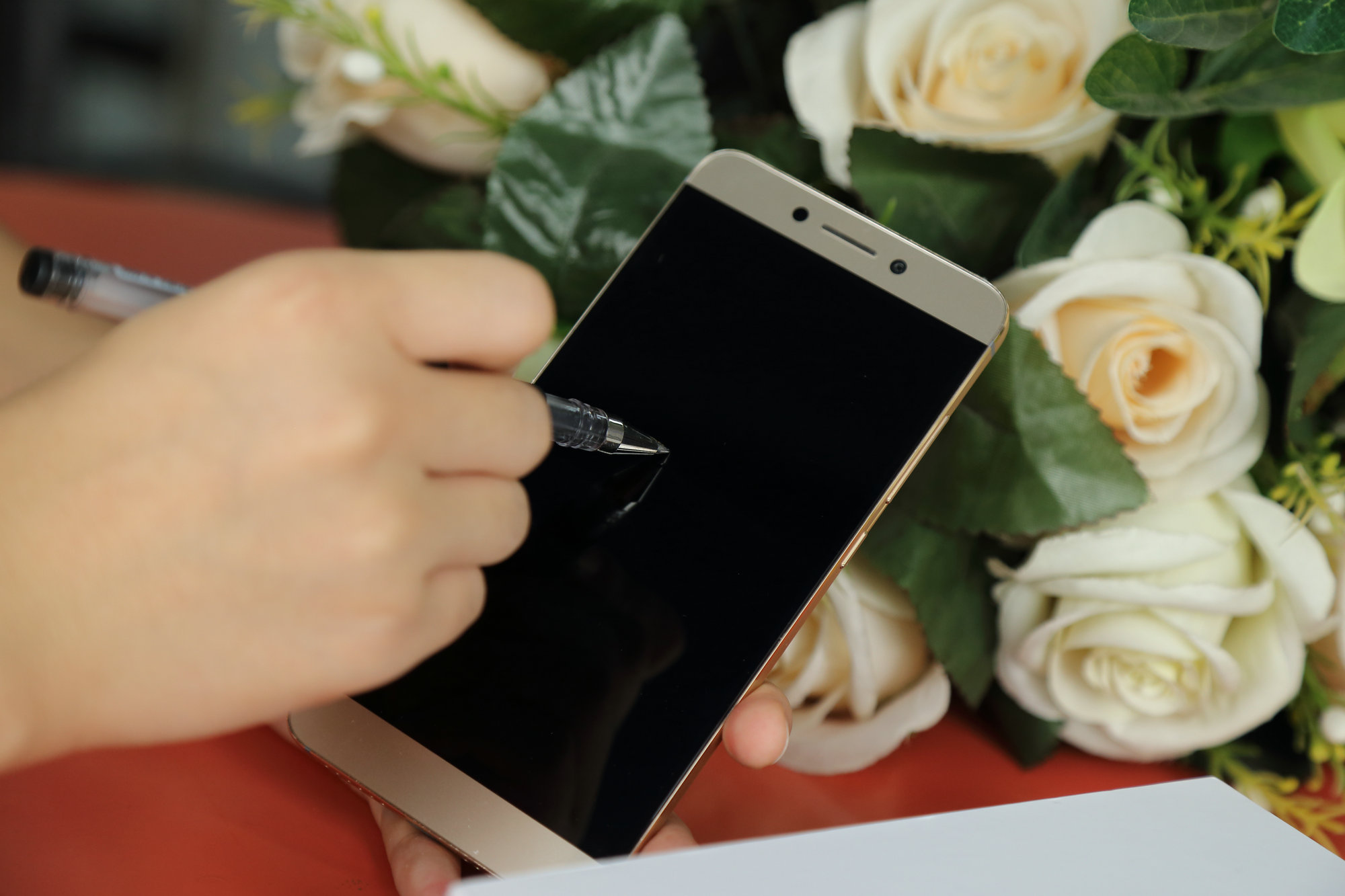 钢化膜是如何保护手机屏幕的,手机高端钢化膜能保护屏幕吗