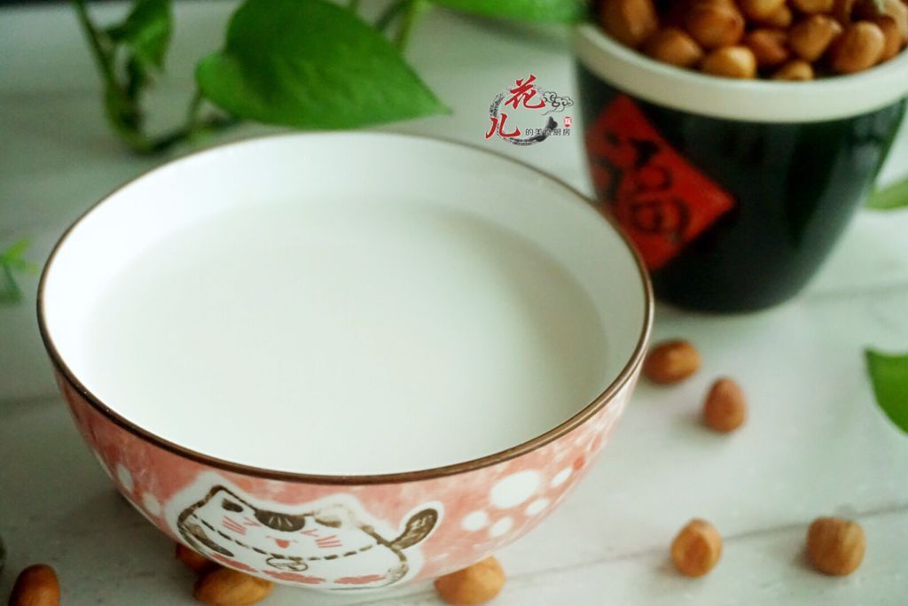 你在苍蝇馆子喝到的醇香又爽滑的花生露，咱在家用两元就能做一锅