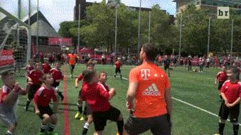 去他喵的足球梦！拜仁两“大佬”联手吊打40个小萌娃，笑尿啦！