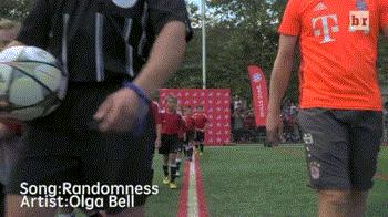 去他喵的足球梦！拜仁两“大佬”联手吊打40个小萌娃，笑尿啦！