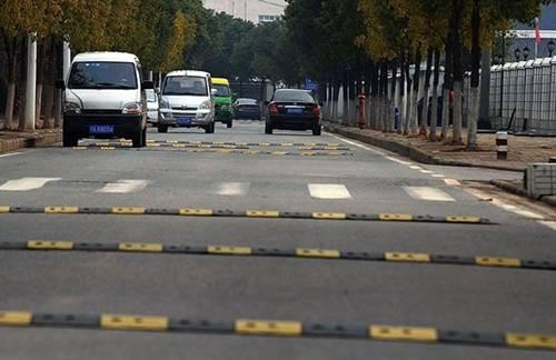 车子底盘溅泥怎么清理,汽车底盘泥沙腐蚀