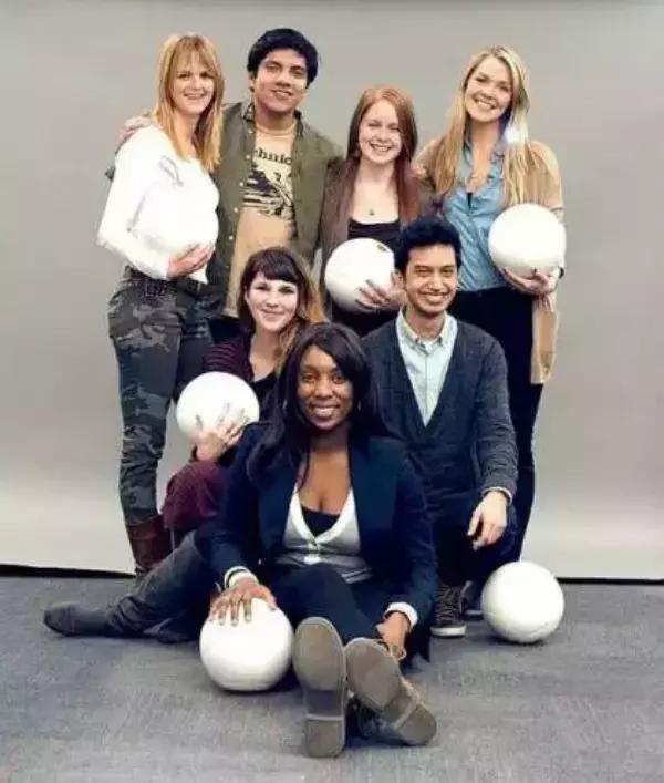 黑人学霸姑娘众筹10万美金为非洲儿童制作发光足球