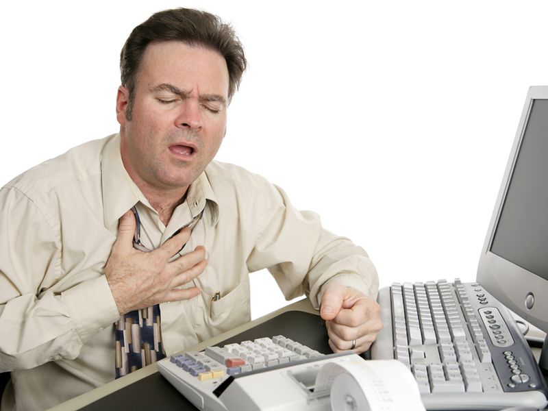 胸口闷喉咙隐隐作痛是怎么回事,左胸口闷疼和后背痛是怎么回事