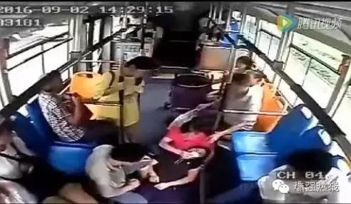 男子滑滑板摔倒抽搐后续,点赞男子醉倒街边民警及时救助