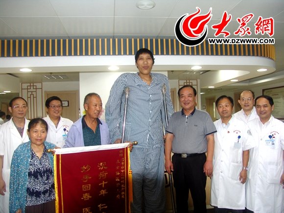 免费治疗四个月菏泽2.42米“大个”出院了