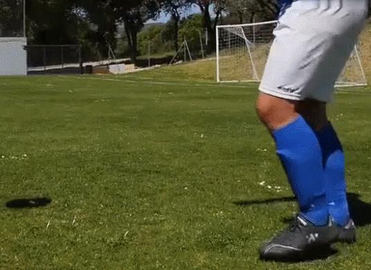 高空球拿球摆脱技巧,背身停高空球的技巧