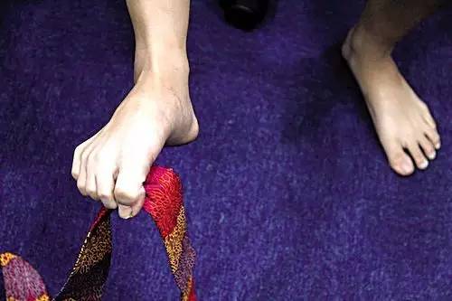 跑步足底筋膜炎后期如何康复训练,足底筋膜炎穿什么鞋跑步