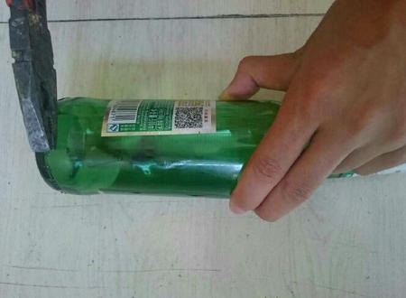 用啤酒瓶打造一个钻戒,小伙用石头给女朋友做钻戒
