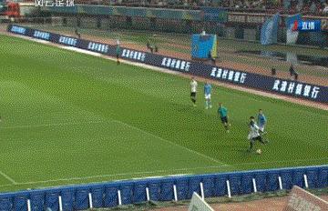 扳回一城穆谢奎,穆谢奎凌空斩爆杆破门