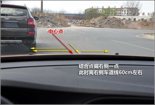 新手开车如何正确判断车身位置,行驶中怎么判断车的左右距离