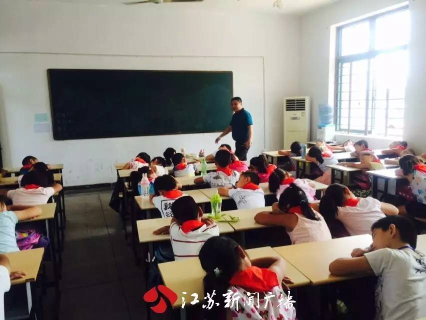开学第一天就被拒之门外，到底什么仇什么怨？