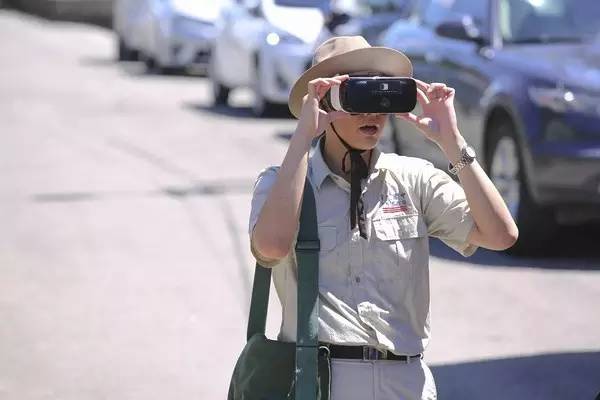 梁朝伟获奖发言威尼斯,梁朝伟威尼斯获成就奖激动落泪