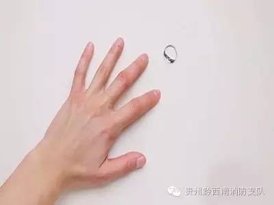 戒指无名指被卡住了怎么办,戒指卡住了不拔会发生什么
