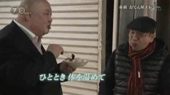 这家在街角开了60年的小摊，只卖一种料理，连个座位都没有，却把大家都暖哭了