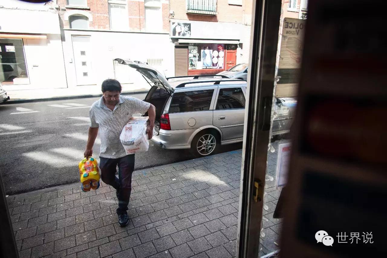 香烟拆开卖、哼唱宝莱坞，印度移民夜间商店老板的比利时生活