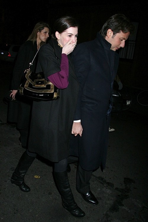 安妮海瑟薇短发生活装,安妮海瑟薇身穿孕妇装