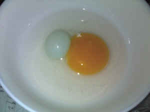 买鸡蛋打碎了什么征兆,鸡蛋生出来畸形的怎么回事