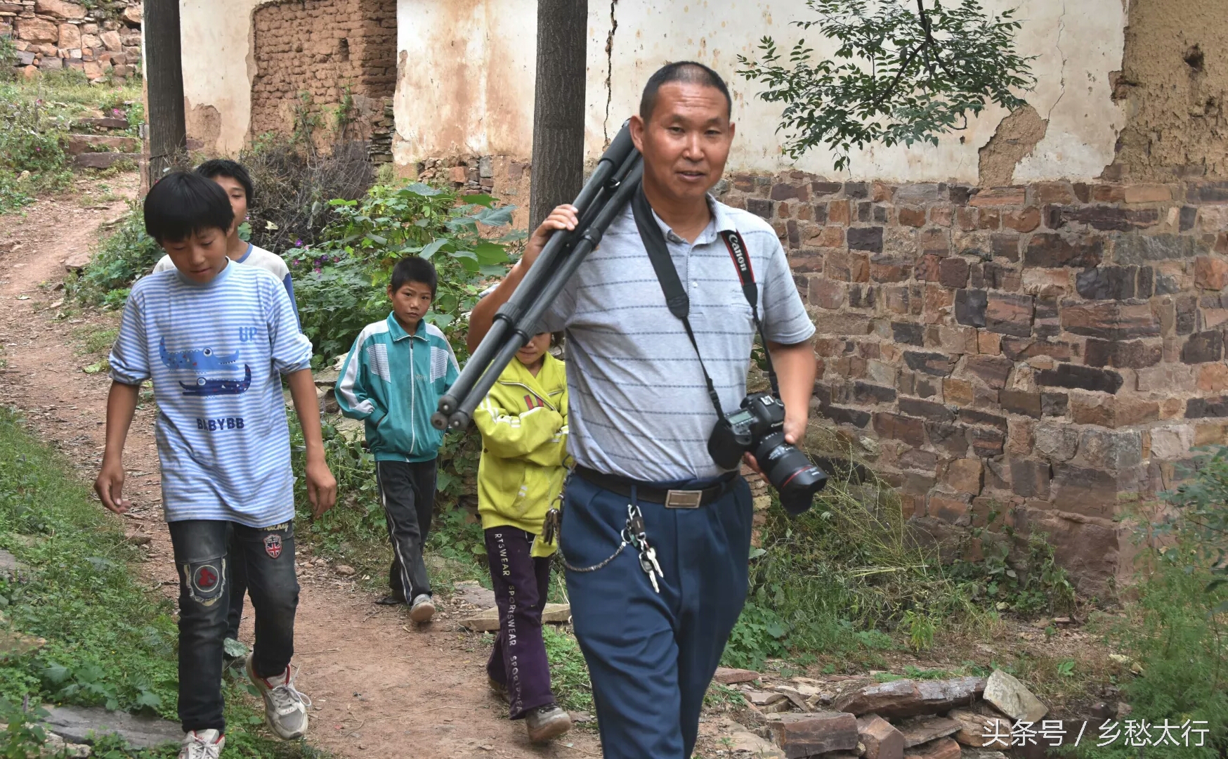 咱村来了摄影师，俺也去瞧瞧