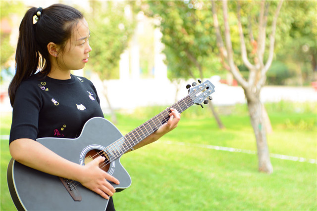 文艺青年之路，学吉他从未如此简单，Poputar智能吉他