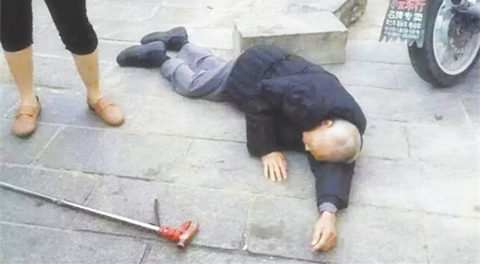 老人摔倒不扶老人去世要负什么责,老人摔倒没人敢扶好心姑娘送医院