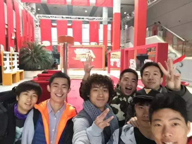 他们在用生命飞檐走壁？揭秘成都跑酷族！